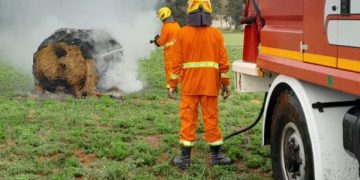 Bomberos combatieron un incendio de un rollo en el INTA