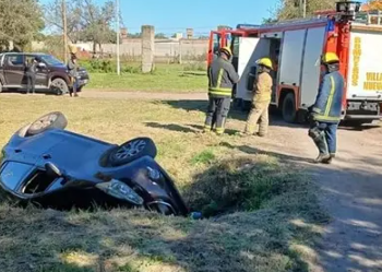 Villa Nueva: un automóvil volcó y terminó dentro de una zanja