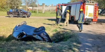 Villa Nueva: un automóvil volcó y terminó dentro de una zanja