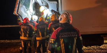 Accidente en Autopista: un chofer quedó atrapado tras chocar dos camiones