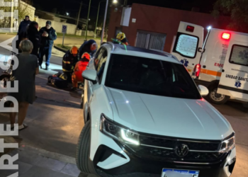 Leones: dos menores heridos tras un choque de auto y moto