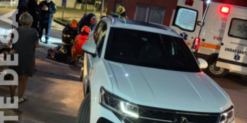 Leones: dos menores heridos tras un choque de auto y moto