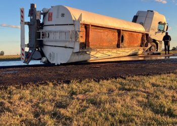 Un camión con fertilizantes volcó en Autopista