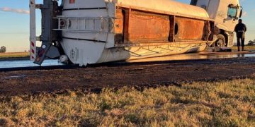 Un camión con fertilizantes volcó en Autopista