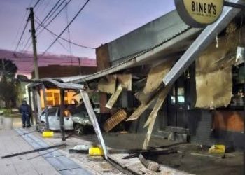 Laborde: un automóvil impactó contra la fachada de un bar