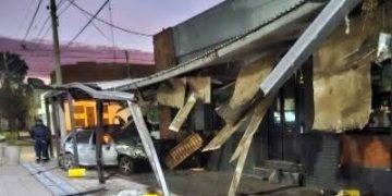 Laborde: un automóvil impactó contra la fachada de un bar