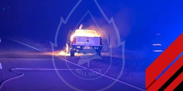 Bell Ville: bomberos combatieron un incendio de una camioneta