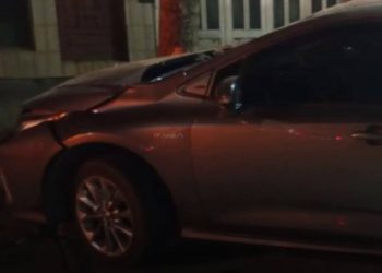 Corral de Bustos: un automóvil perdió el control y chocó contra un árbol