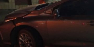 Corral de Bustos: un automóvil perdió el control y chocó contra un árbol