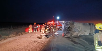 Accidente fatal en Ruta 4: 2 muertos y 16 heridos tras chocar un auto y un minibus