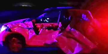 Un camión chocó a un automóvil y se dio a la fuga