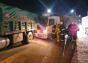 Dos camiones sufrieron un accidente por alcance en Autopista