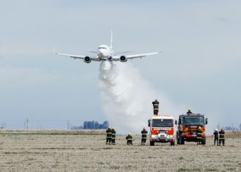Un Boeing 737 de combate de incendios realizó una demostración aérea en Marcos Juárez
