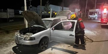 Bomberos combatieron el incendio de un automóvil en Ruta 9