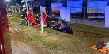 Un automóvil cayó dentro de una cuneta en Ruta 9