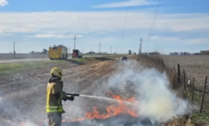 Un automóvil chocó con un poste y generó un foco de incendio