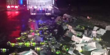 Un camión sufrió el vuelco de su mercadería en Autopista