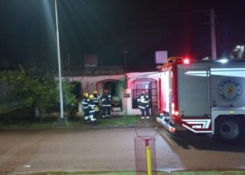 Arias: bomberos combatieron un incendio en una vivienda