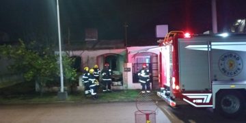 Arias: bomberos combatieron un incendio en una vivienda