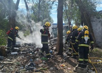 Bomberos combatieron un incendio en el patio de una casa