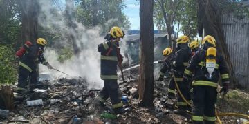 Bomberos combatieron un incendio en el patio de una casa