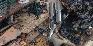 Bomberos combatieron el incendio de una motocicleta