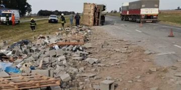 Un camión que transportaba materiales sufrió un vuelco en solitario en Ruta 9