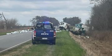 Ruta 3: un camión con fitosanitarios sufrió un vuelco en solitario