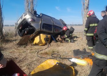 Un automóvil despistó en autopista: dos heridos