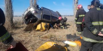 Un automóvil despistó en autopista: dos heridos