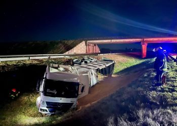 Accidente en Autopista: un camión despistó y volcó sobre el cantero central