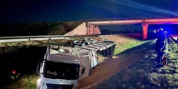 Accidente en Autopista: un camión despistó y volcó sobre el cantero central