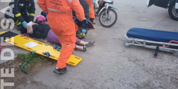 Leones: una mujer herida tras chocar una motocicleta con un camión
