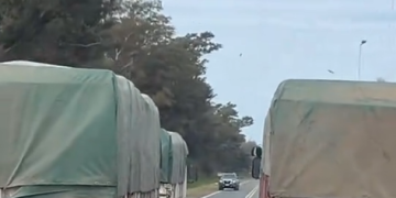 Insólito: un camión pasó en doble línea amarilla y casi provoca un accidente