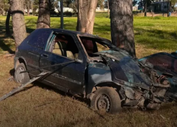 Corral de Bustos: un automóvil chocó contra un árbol frente al Cementerio
