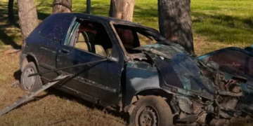 Corral de Bustos: un automóvil chocó contra un árbol frente al Cementerio