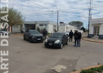 Leones: dos autos chocaron frente al CENMA
