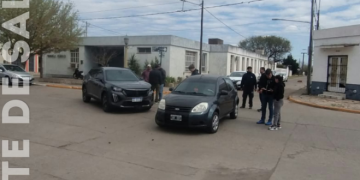 Leones: dos autos chocaron frente al CENMA