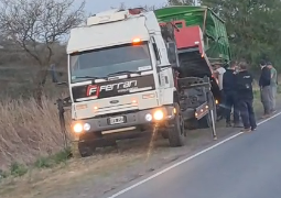 Ruta 2: dos heridos tras un despiste y derrame de dos camiones