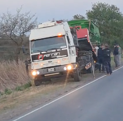 Ruta 2: dos heridos tras un despiste y derrame de dos camiones