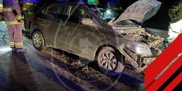 Accidente en Autopista: un automóvil chocó contra el guardarraíl