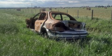 Vecinos reclaman por un auto abandonado en Ruta 9