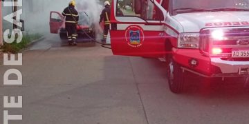 Leones: bomberos combatieron el incendio de un auto en Barrio Sur