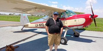 Javier Meyer llegó al Aeroclub Marcos Juárez junto a su hijo