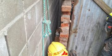 Bomberos rescataron a un perro atrapado entre dos paredes