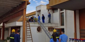 Bomberos rescataron a una persona que cayó del techo de una fábrica