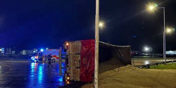 Un camión volcó sobre la rotonda Este de la Ruta 9