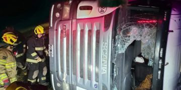 Accidente en Autopista: un camión sufrió un vuelco en solitario